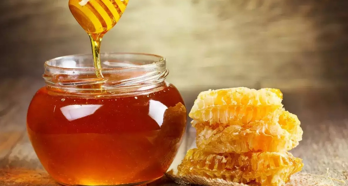 Người đàn ông uống nước pha mật ong đặc mỗi ngà...