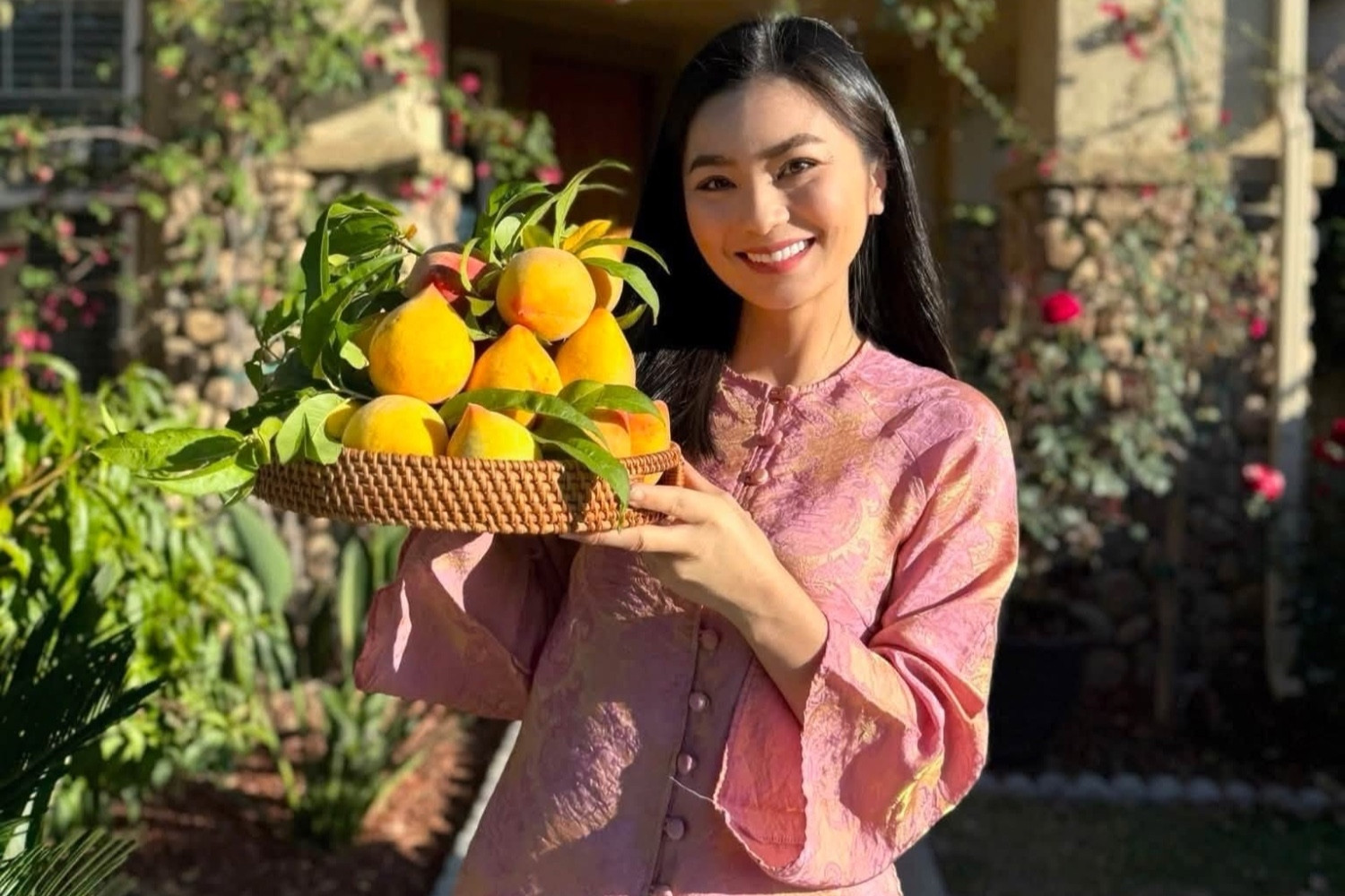 Nhà vườn ngập hoa trái ai cũng ước của vợ chồng diễn viên Diệu Hương ở Mỹ