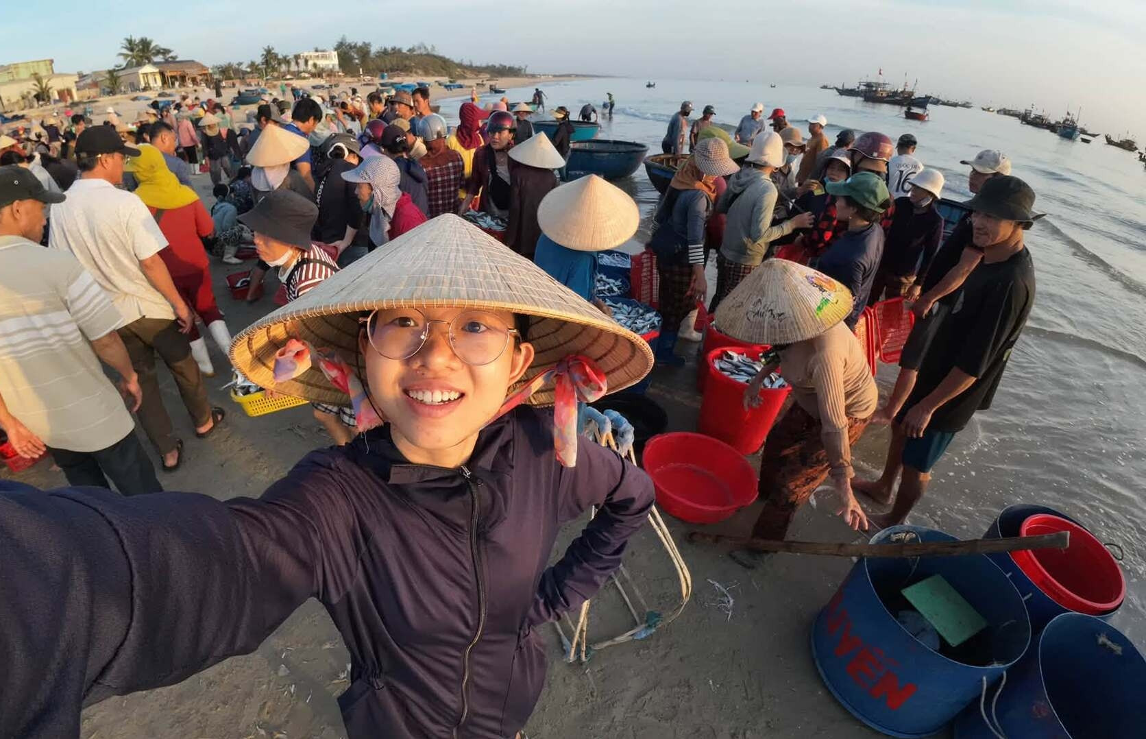 Rời phố về quê, cô gái 23 tuổi tiết lộ những điều bất ngờ về làng chài Đà Nẵng