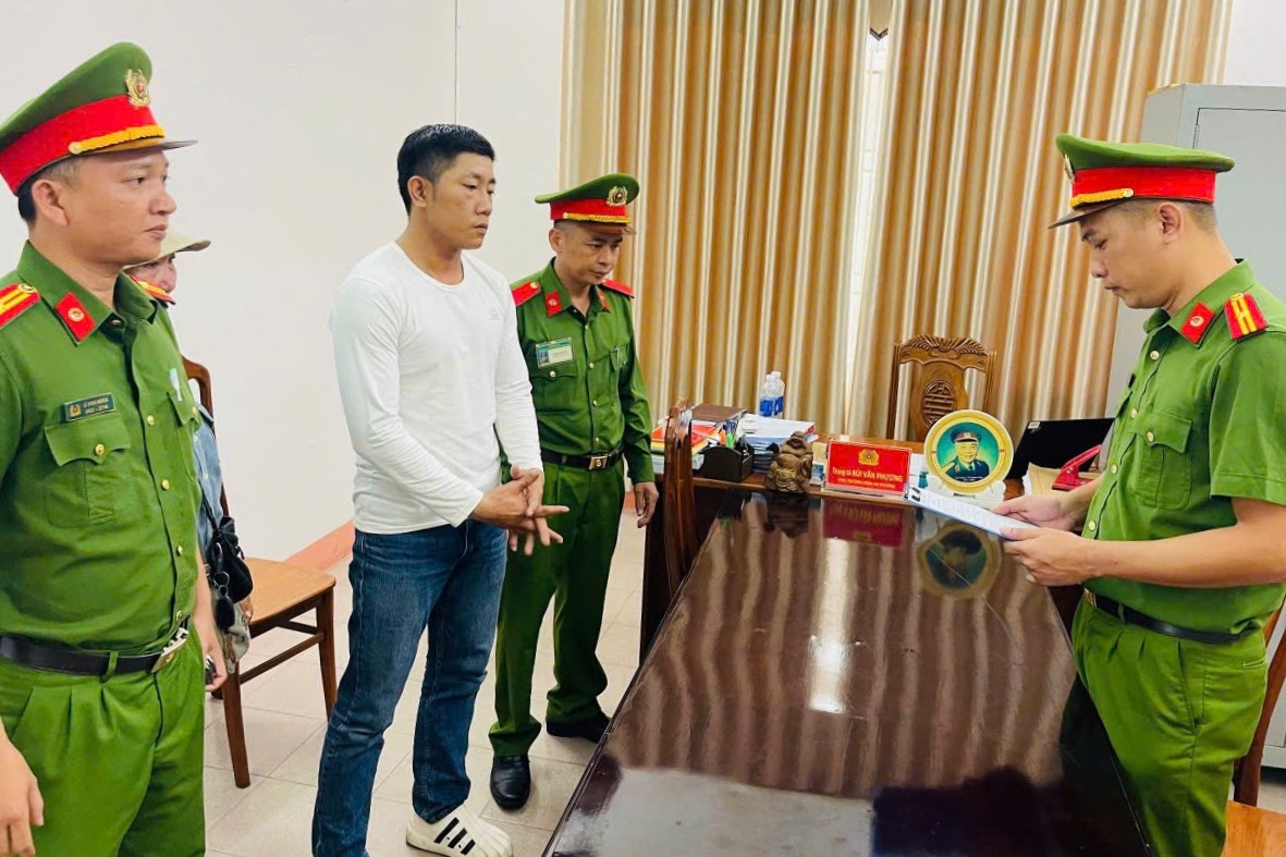 Tạm giữ hình sự tài xế đánh người nhập viện vì tranh giành khách