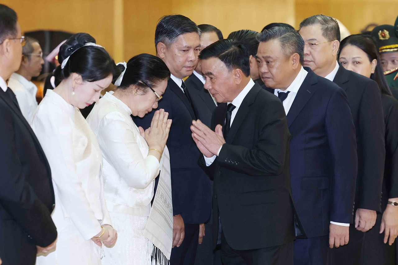 Thường trực Ban Bí thư Trần Cẩm Tú viếng, dự lễ truy điệu Chủ tịch Quốc hội Lào