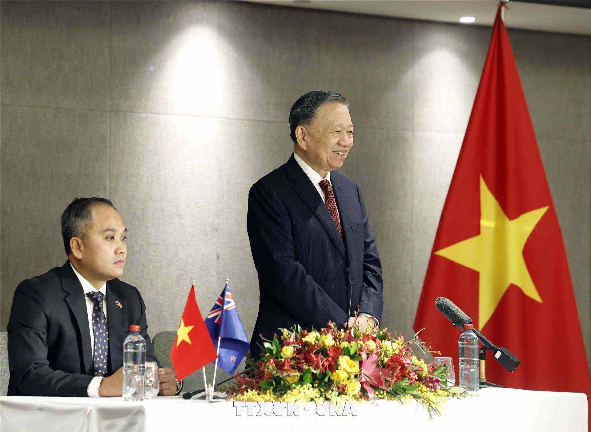 vna potal tong bi thu chu tich nuoc gap go can bo nhan vien dai su quan viet nam tai new zealand 895055012 17 3 37.jpg