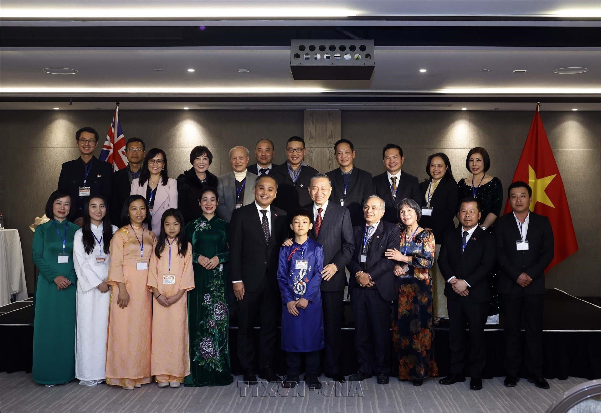 vna potal tong bi thu chu tich nuoc gap go can bo nhan vien dai su quan viet nam tai new zealand 895057712 17 8 43 (1).jpg