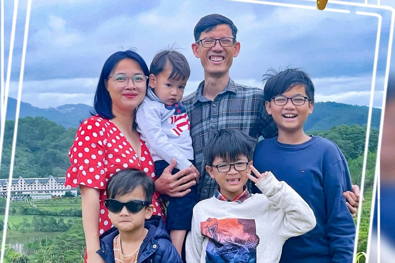 Vợ chồng Đà Nẵng đưa 4 con rời phố về núi, làm vườn 12.000m2, nuôi 3.000 con gà