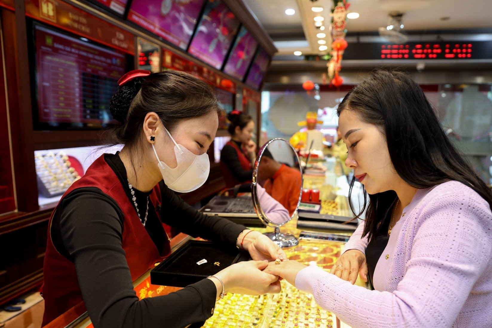 Giá vàng hôm nay 14/8/2026 rơi thẳng đứng, vàng miếng SJC hạ 1 triệu đồng/lượng