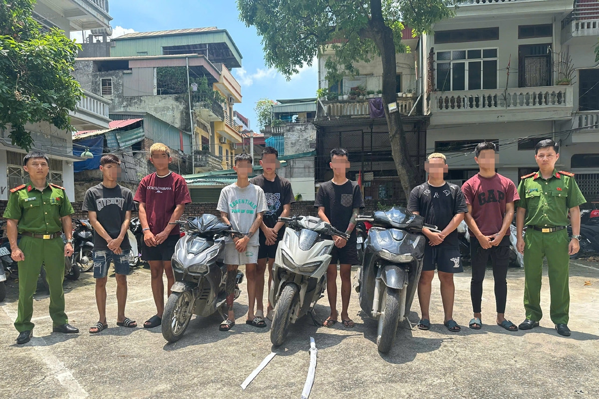 7 thanh niên mang kiếm truy đuổi, chém người vô cớ ở Hà Nội