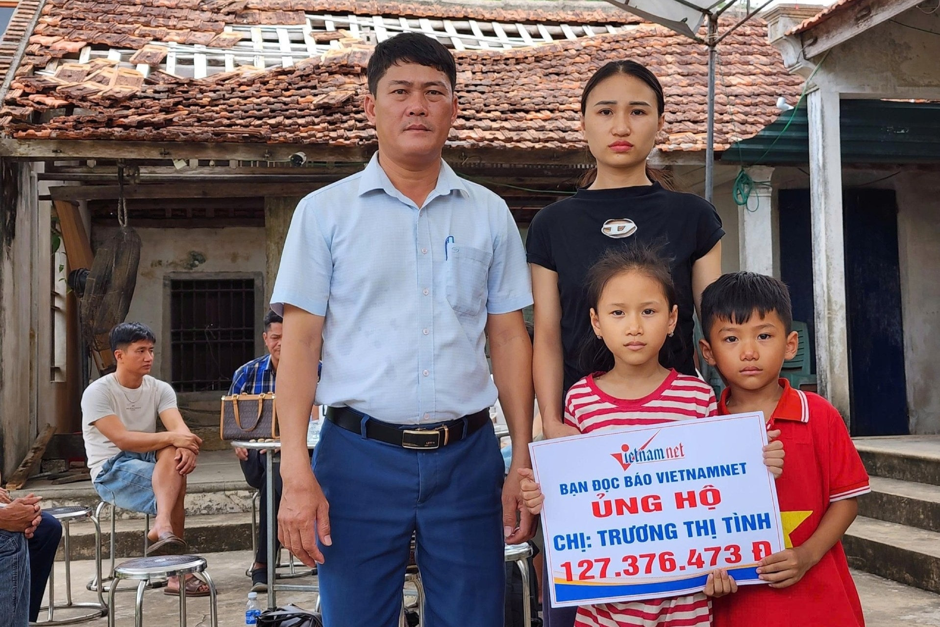 Báo VietNamNet trao hơn 127 triệu đồng đến gia đình chị Trương Thị Tình
