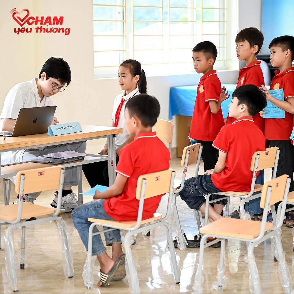 Cac em hoc sinh  đã được đoàn bác sỹ Bệnh viện Đại học Y Hà Nội khám sức khỏe tổng  quat, tu van va  cấp phát thuốc  theo chi _inh.jpg