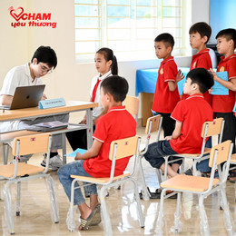 Cac em hoc sinh đã được đoàn bác sỹ Bệnh viện Đại học Y Hà Nội khám sức khỏe tổng quat, tu van va cấp phát thuốc theo chi _inh.jpg