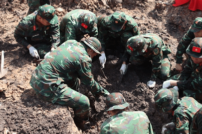 Cựu chiến binh xúc động khi nhìn rãnh mộ chôn liệt sĩ ở công viên Lê Thị Riêng