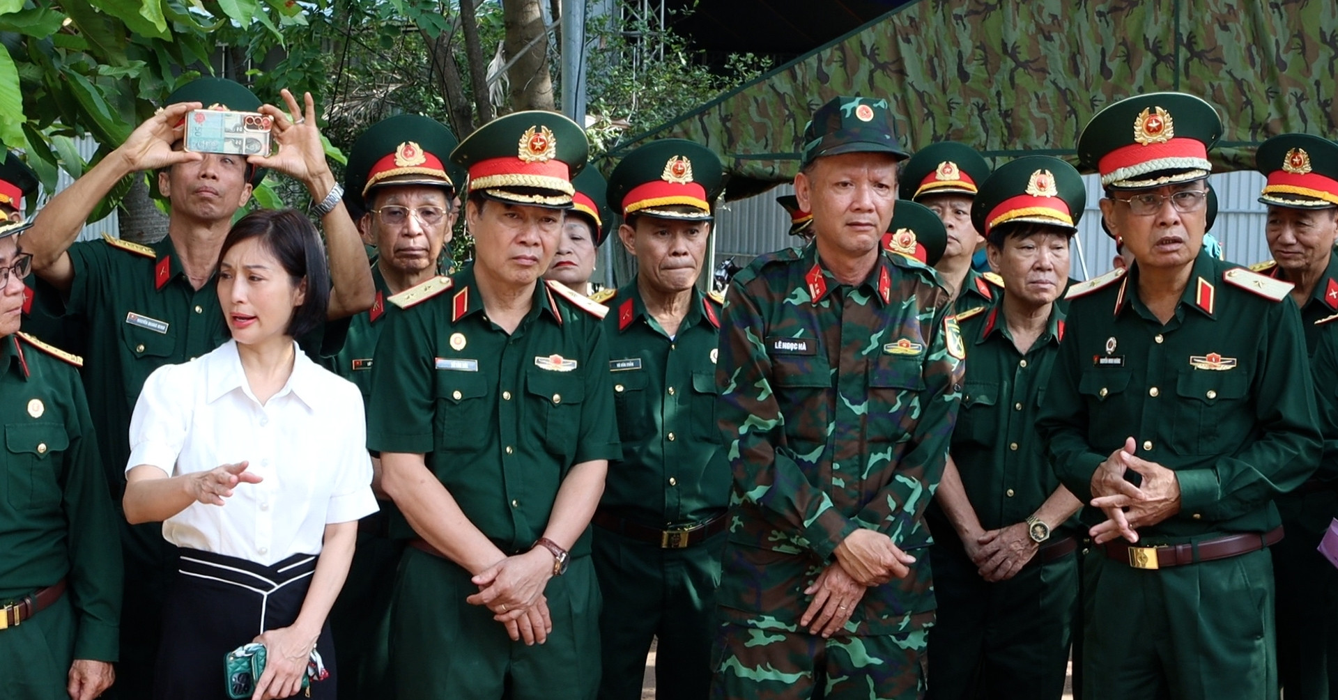Cựu chiến binh xúc động khi nhìn rãnh mộ chôn liệt sĩ ở công viên Lê Thị Riêng