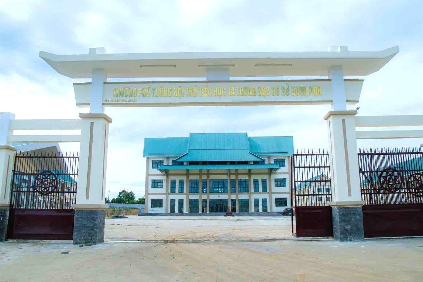Đường đến trường gần 20km, 27 học sinh Buôn Đôn xin học tại buôn