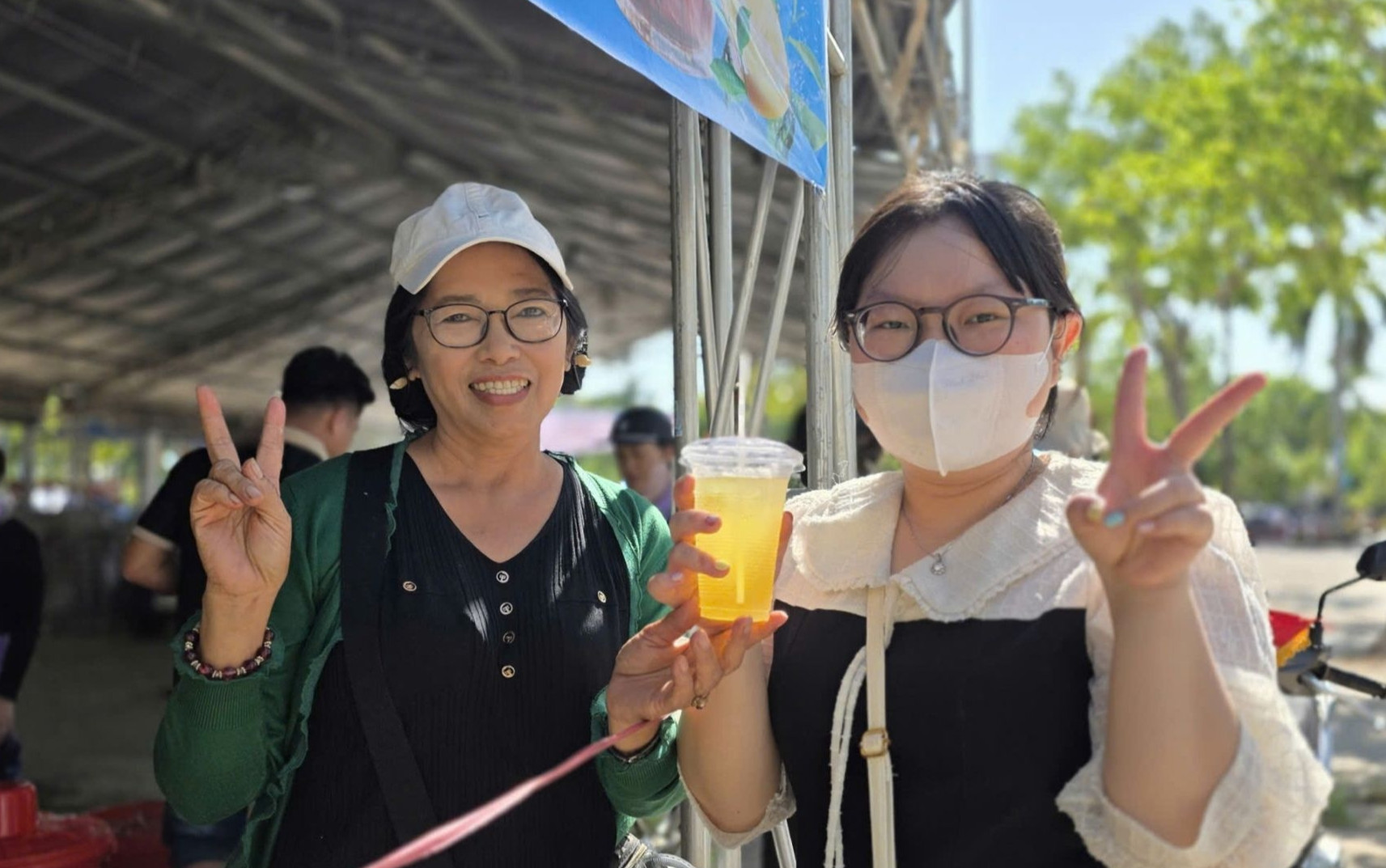 https://static-images.vnncdn.net/vps_images_publish/000001/000003/2026/8/13/hang-van-nguoi-ve-la-vang-du-dai-hoi-hanh-huong-lan-thu-32-1756.jpg