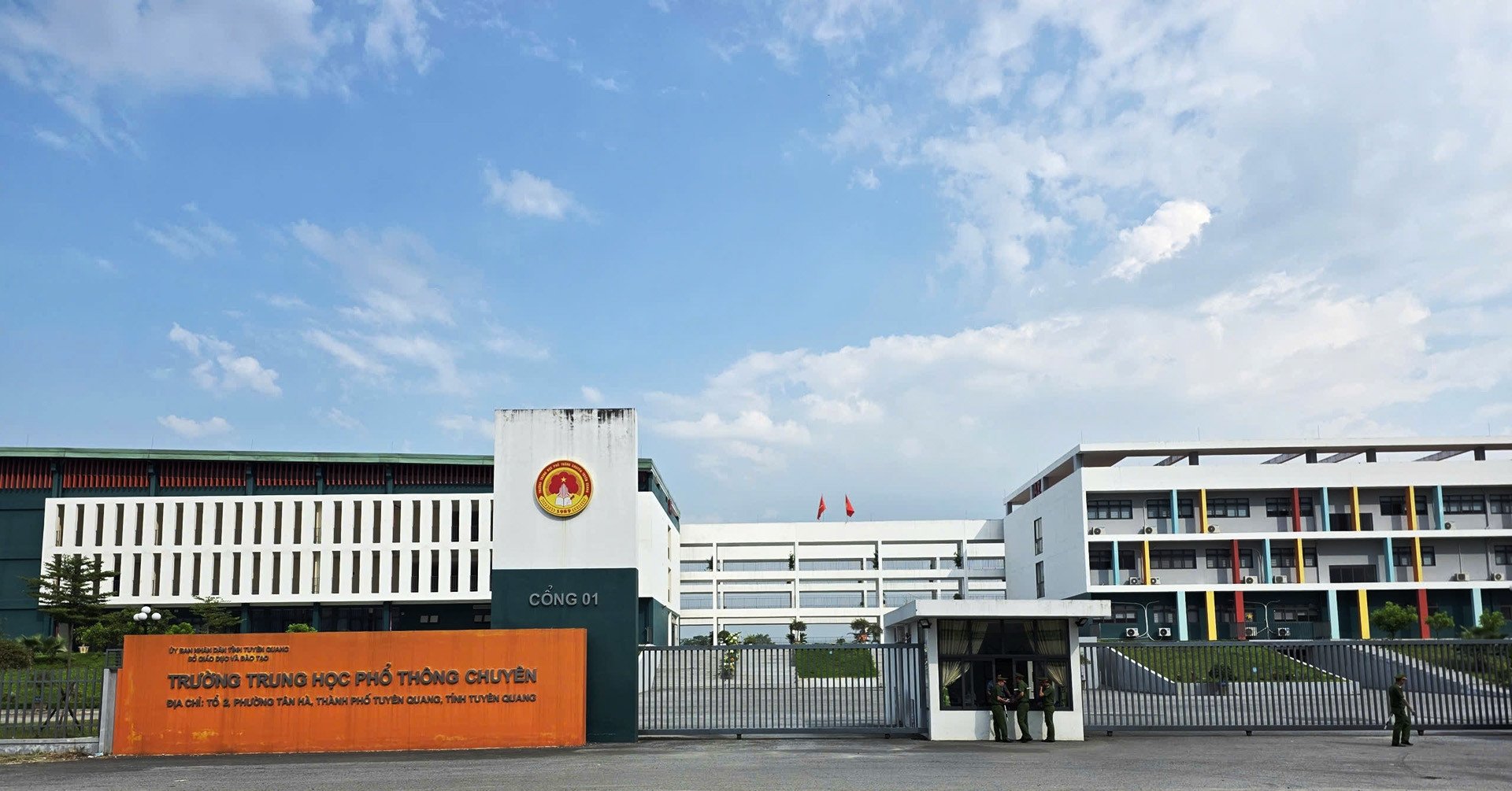 Hình ảnh ở Trường THPT Chuyên Tuyên Quang trước giờ 326 thí sinh thi lại tốt nghiệp