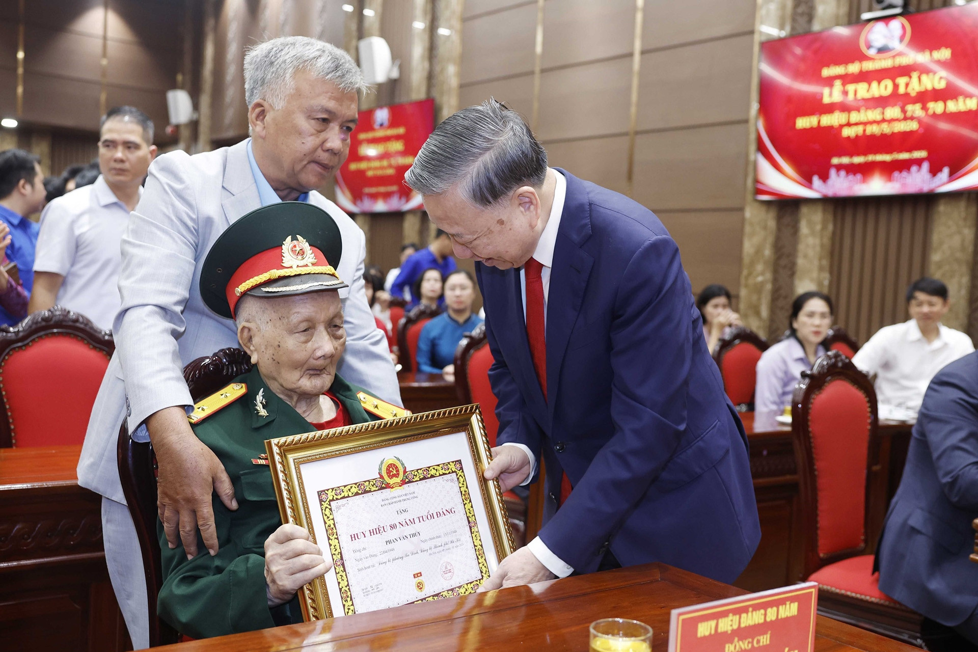 Hướng dẫn mới về mức thưởng Huy hiệu Đảng