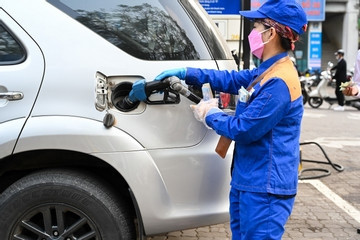 Giá xăng dầu đồng loạt giảm, xăng E10 lùi về sát 22.000 đồng/lít