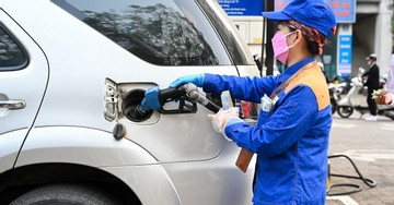 Giá xăng dầu đồng loạt giảm, xăng E10 lùi về sá...