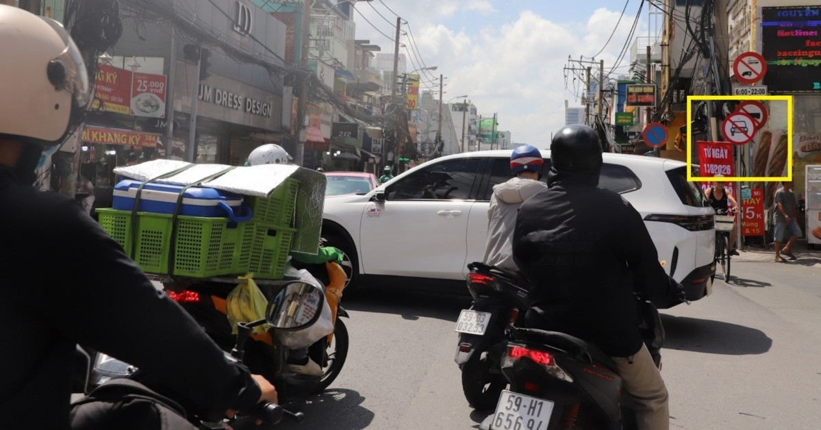 Ngày đầu cấm ô tô trên đường Cách Mạng Tháng Tám ở TPHCM: Tài xế vội tạt vào hẻm