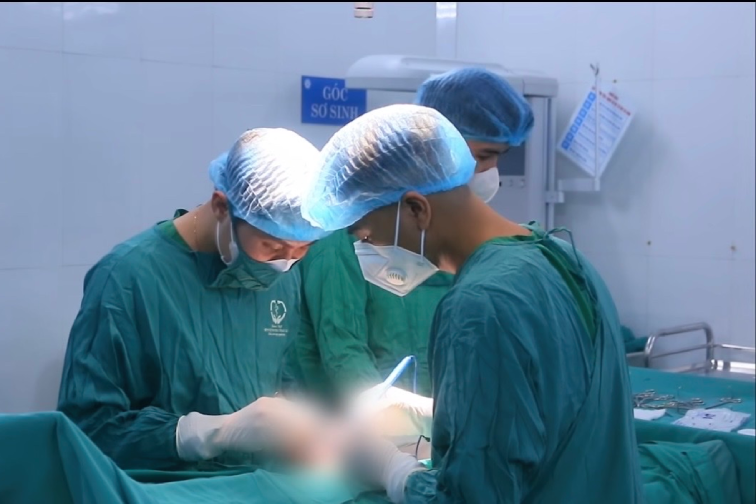 Người đàn ông đến viện cấp cứu trong đau đớn do tâm lý e ngại