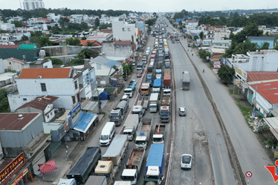 Quốc lộ 51 ùn tắc 7km, dòng xe kéo dài từ sáng đến chiều