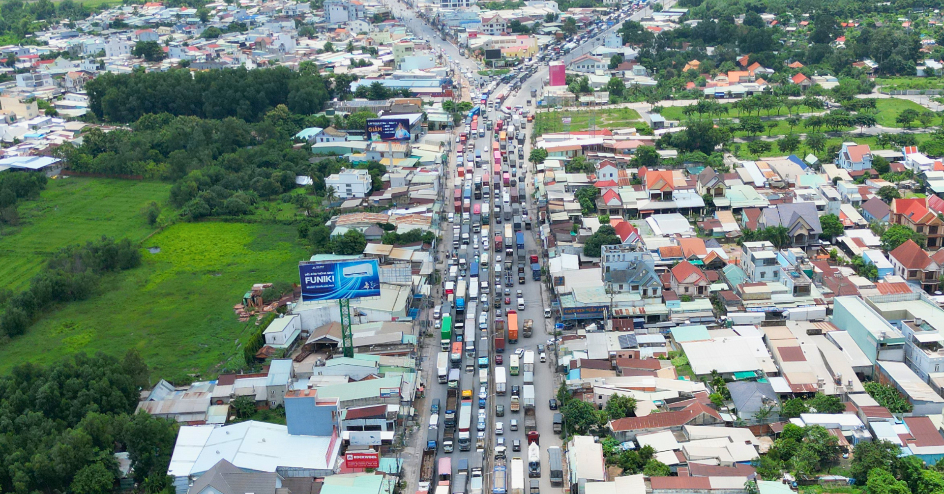 Quốc lộ 51 ùn tắc 7km, dòng xe kéo dài từ sáng đến chiều