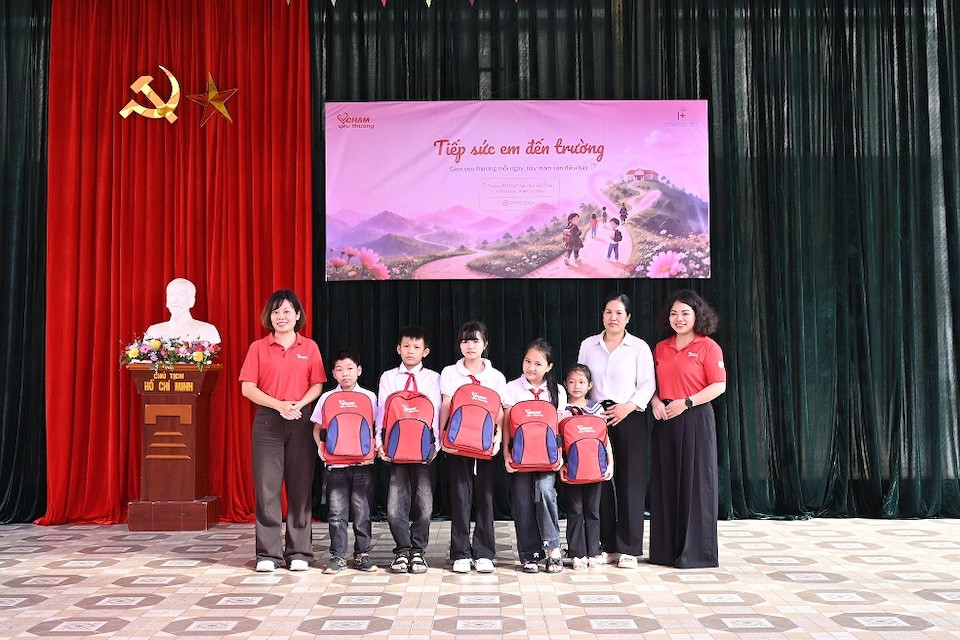 Quy Cham Yeu Thu ơng đã trao tặng gan 300 phan qua bao gồm dụng cụ học tập và các vật dụng thiết yếu tới tận tay các em học sinh..jpg