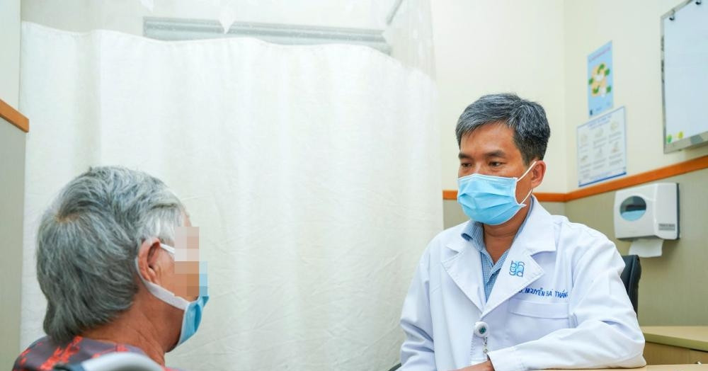 Tê chân mơ hồ, người phụ nữ bất ngờ mất khả năng đi lại