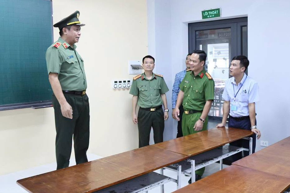 Thiếu tướng Công an Nguyễn Đức Thuận kiểm tra điểm thi lại ở Tuyên Quang