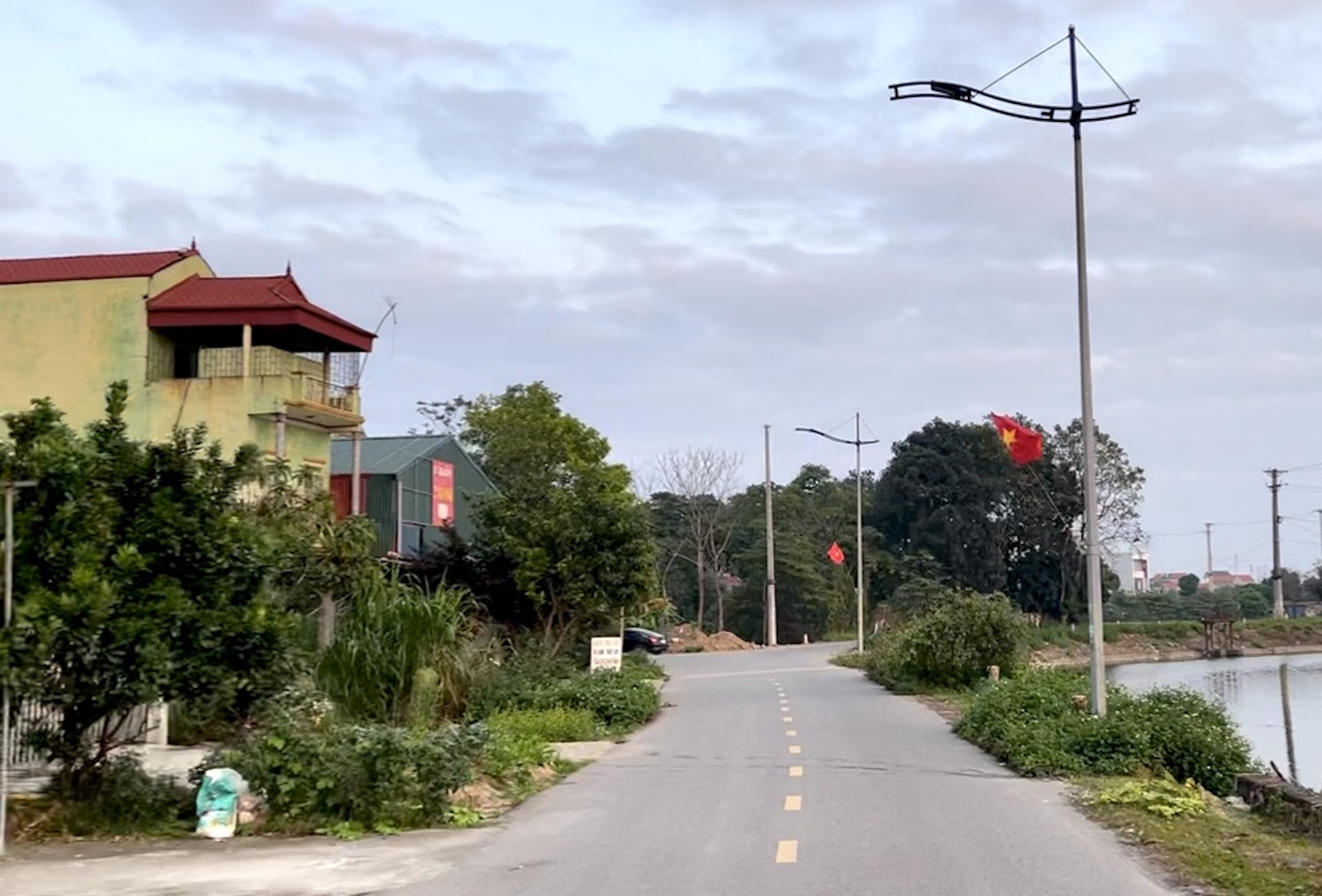 Xây nhà lấn sang đất trồng cây, cấp đổi sổ đỏ có phải tháo dỡ?