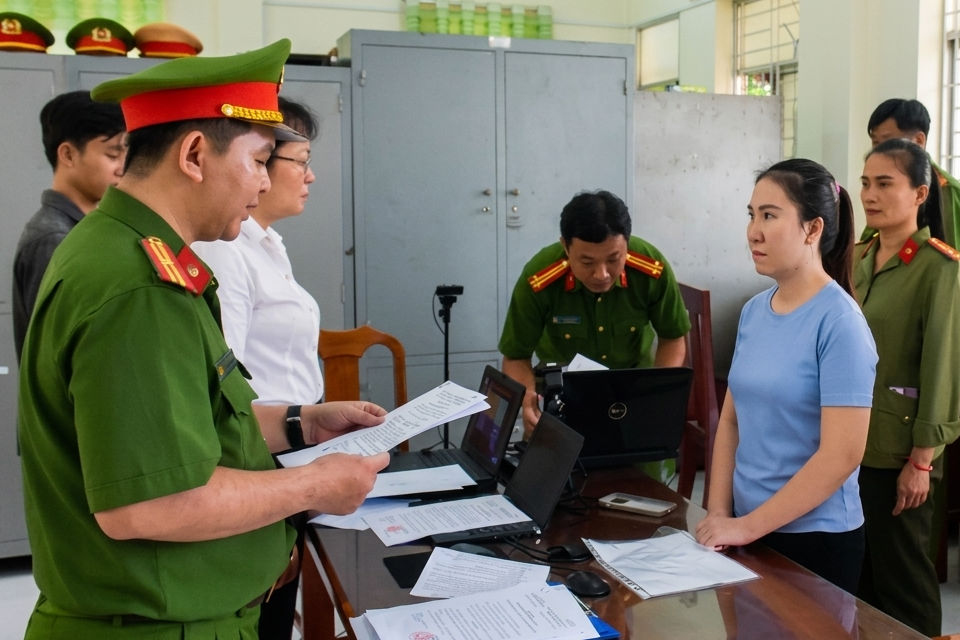 Bắt giam người phụ nữ 32 tuổi lừa đảo chiếm đoạt gần 15 tỷ đồng