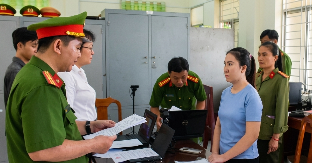 Bắt giam người phụ nữ 32 tuổi lừa đảo chiếm đoạt gần 15 tỷ đồng