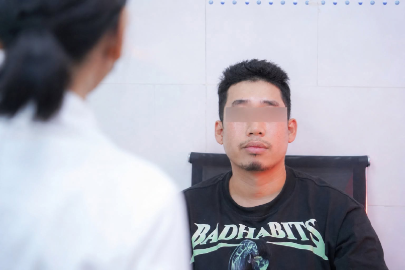 Chàng trai hốt hoảng khi nhìn mặt trong gương sau một đêm ngủ phòng lạnh