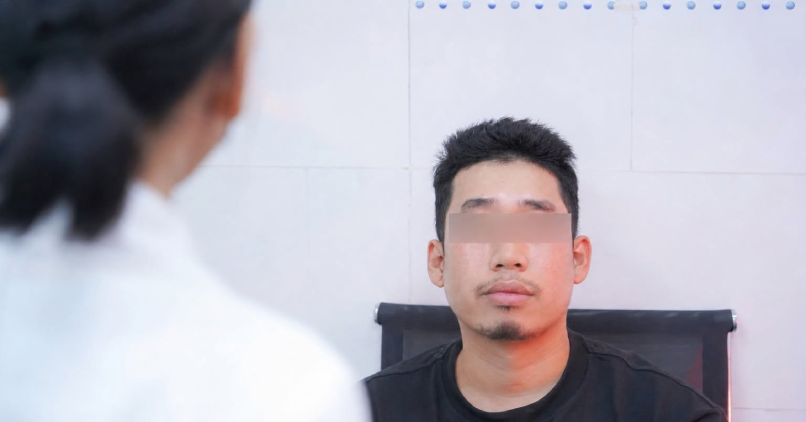 Chàng trai hốt hoảng khi nhìn mặt trong gương sau một đêm ngủ phòng lạnh