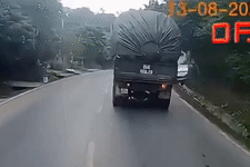 Clip em bé chạy ra đường đúng lúc ô tô tải lao dốc, tài xế hành động khẩn cấp