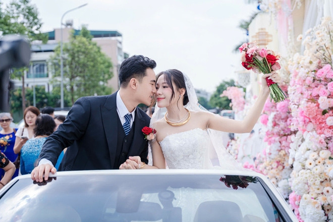 Cưới vợ cách nhà 300m, chú rể Thanh Hóa đem xe mui trần đi đón dâu