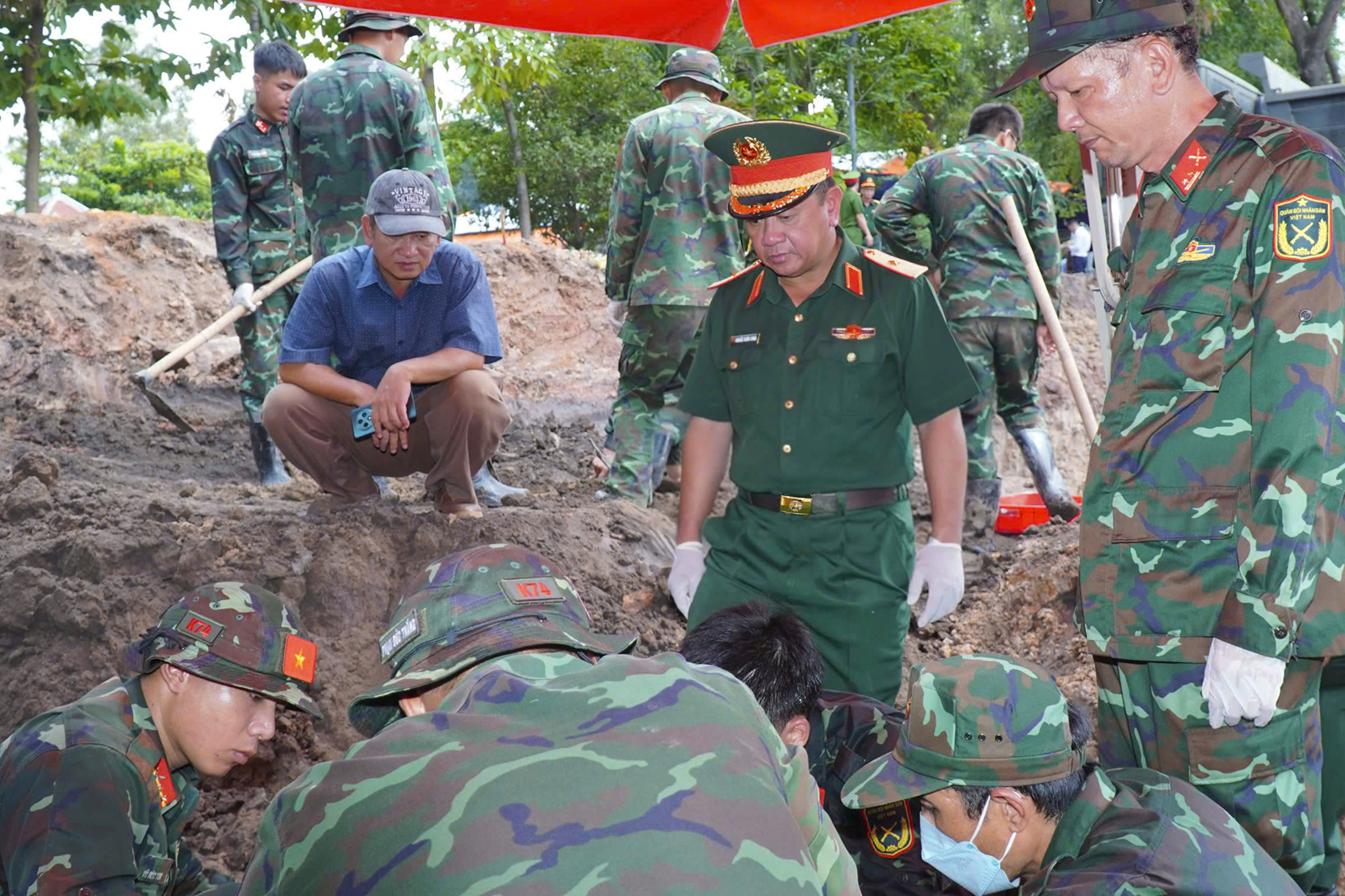Đồng loạt tìm kiếm hài cốt liệt sĩ tại hai rãnh mộ ở công viên Lê Thị Riêng