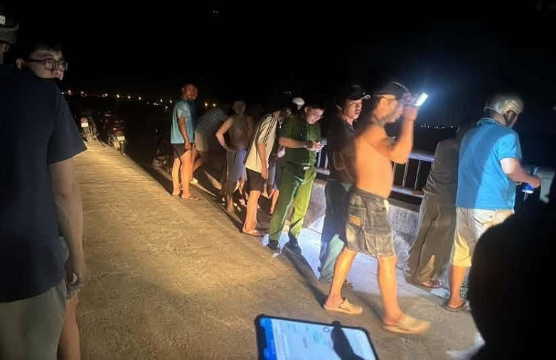 Giận chồng, người phụ nữ để dép, giấy 'nhờ vớt xác' trên cầu rồi bế con đi chơi