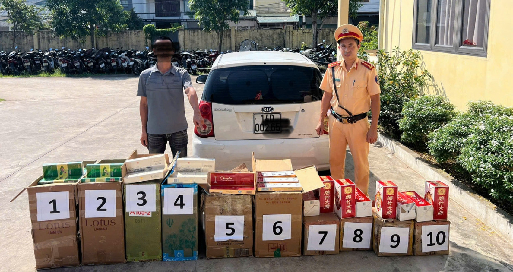 Kiểm tra xe bán tải trong đêm, cảnh sát phát hiện hàng trăm bình chứa hàng cấm