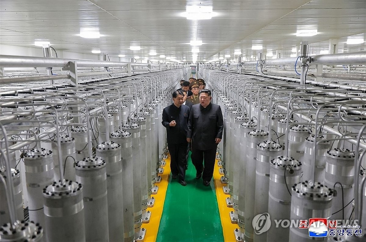 Kim Jong Un tham nha may hat nhan KCNA.jpg