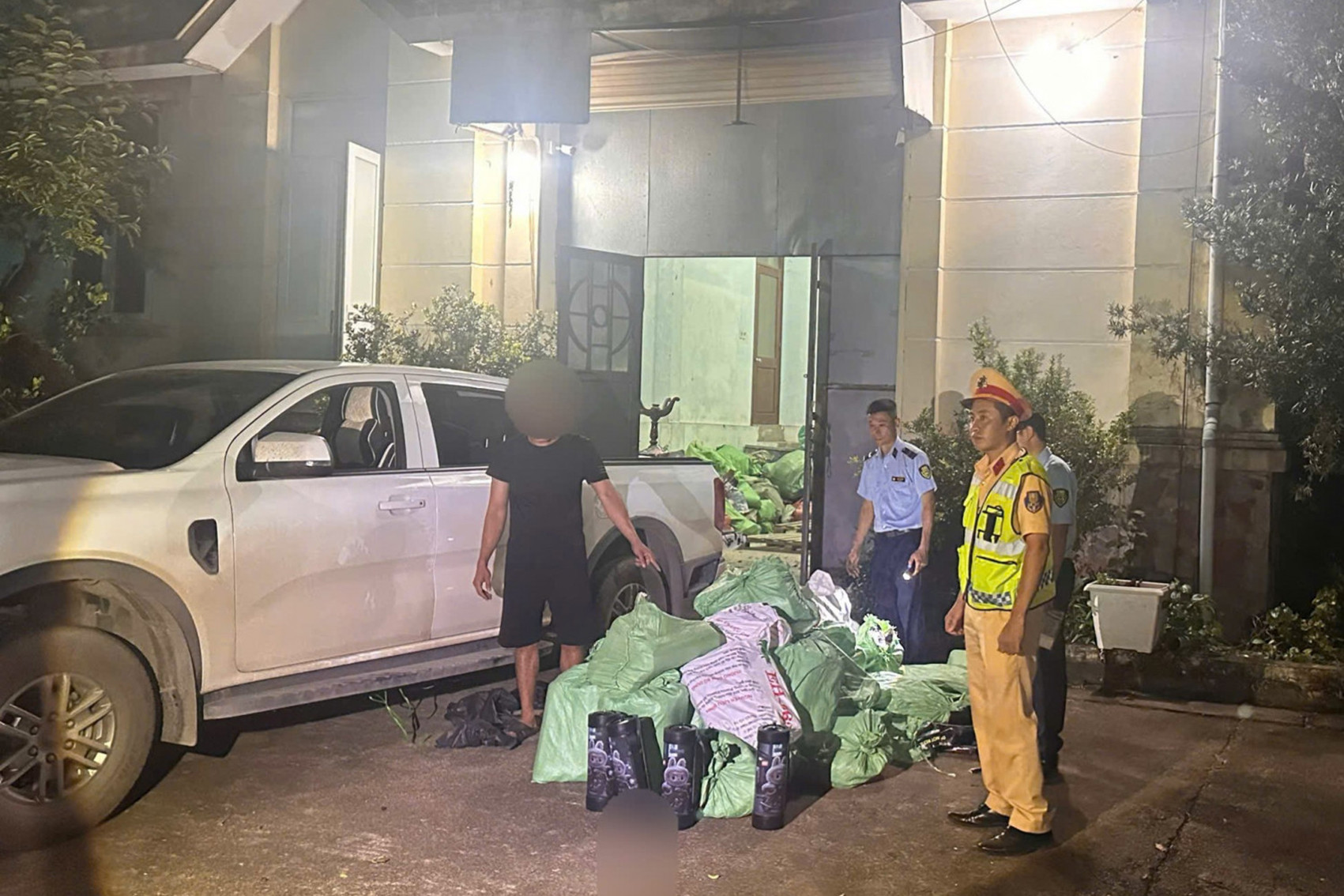 lai xe cung tang vat la 220 binh khi cuoi bi bat giu.jpg