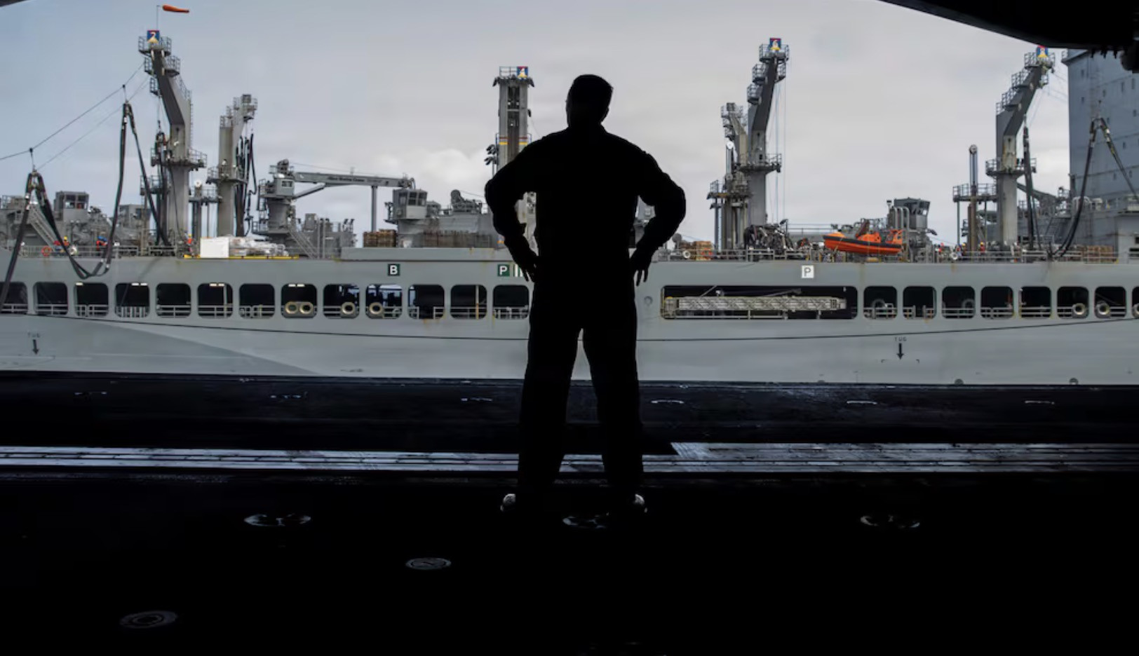 Lính Mỹ trên tàu sân bay. Ảnh: US Navy