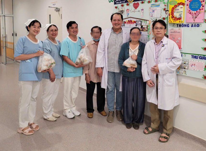 Bác sĩ xúc động với món quà cảm ơn của người phụ nữ ngừng tim trước cổng viện