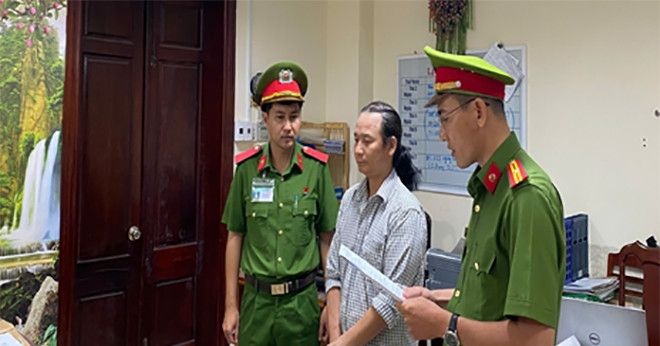 Ông chủ cửa hàng nổi tiếng giữa trung tâm Cần Thơ bị khởi tố