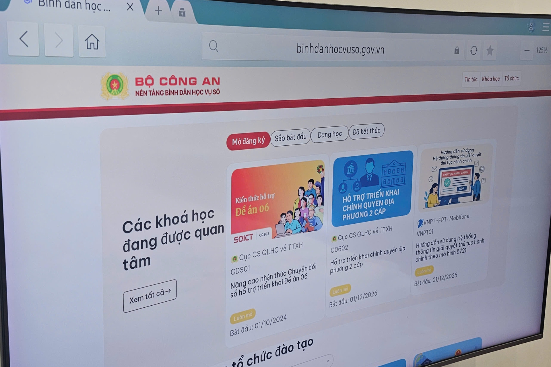 Phổ cập kiến thức để người dân có khả năng sử dụng dịch vụ số thiết yếu