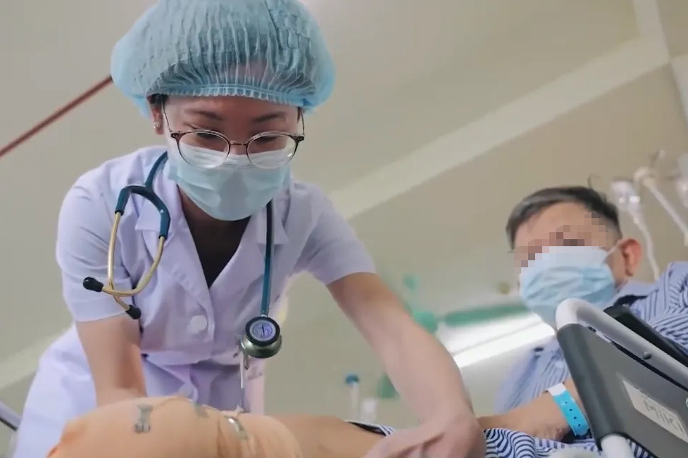 Sơ suất khiến người đàn ông phải cắt cụt chân vì ngâm nước trà xanh nóng