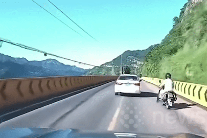 Tảng đá lớn từ sườn núi rơi trúng ô tô, xe máy thoát nạn trong gang tấc