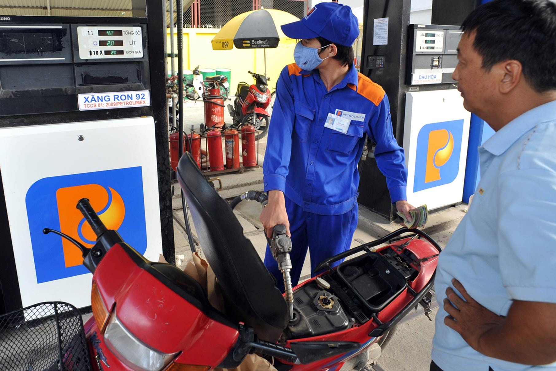 Giá xăng dầu hôm nay 15/8: Thế giới đi lên, trong nước duy trì mức thấp