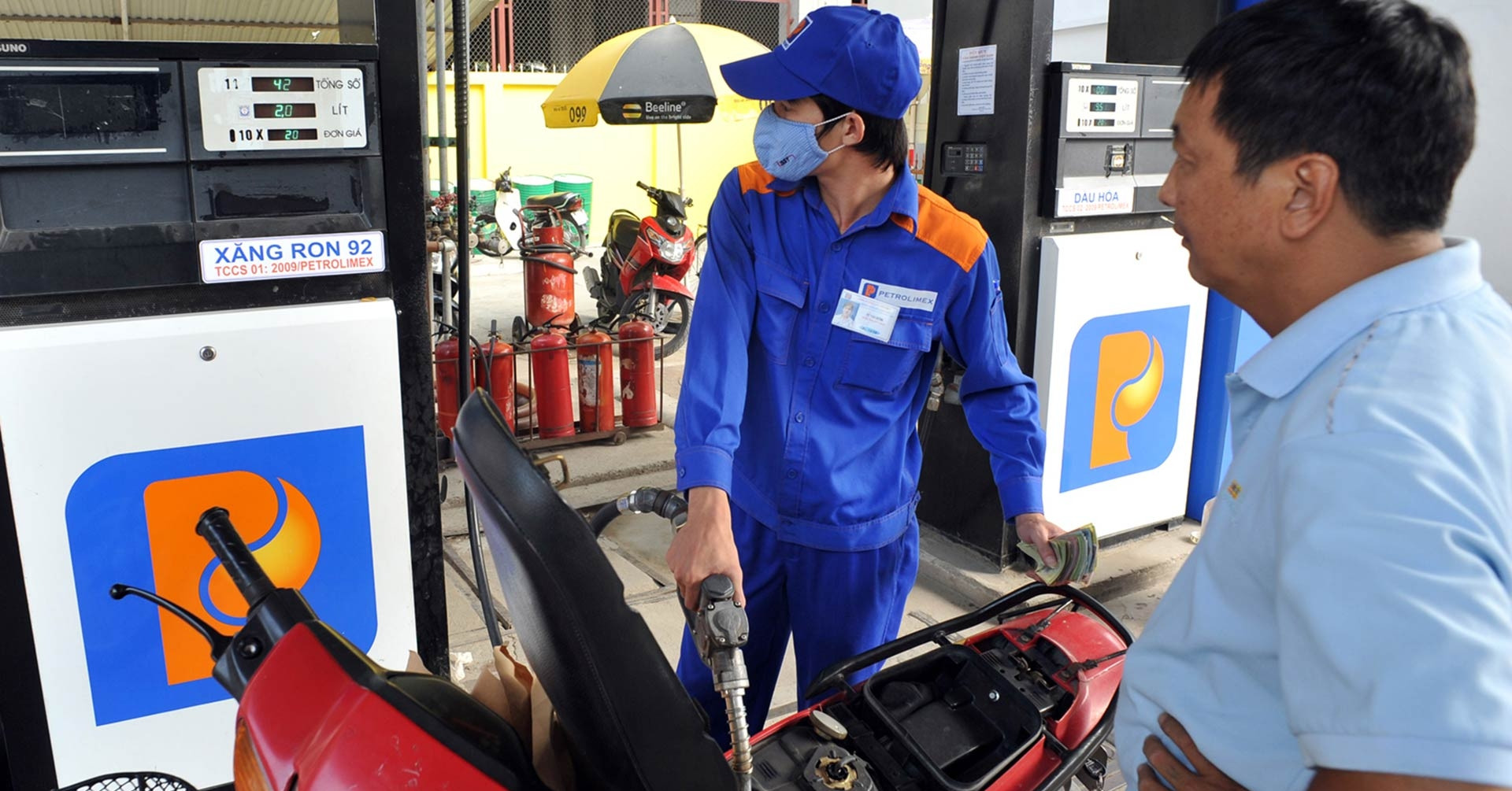 Giá xăng dầu hôm nay 15/8: Thế giới đi lên, trong nước duy trì mức thấp