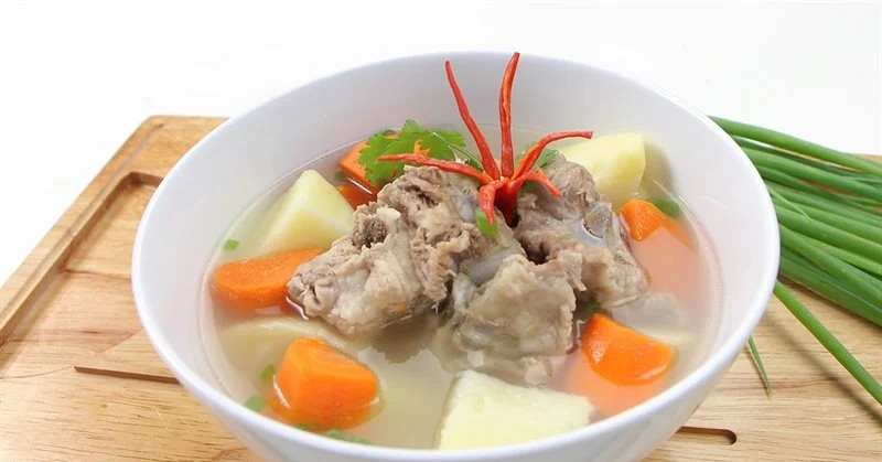 Bác sĩ nói gì về quan niệm hầm xương lâu nhiều canxi hơn?