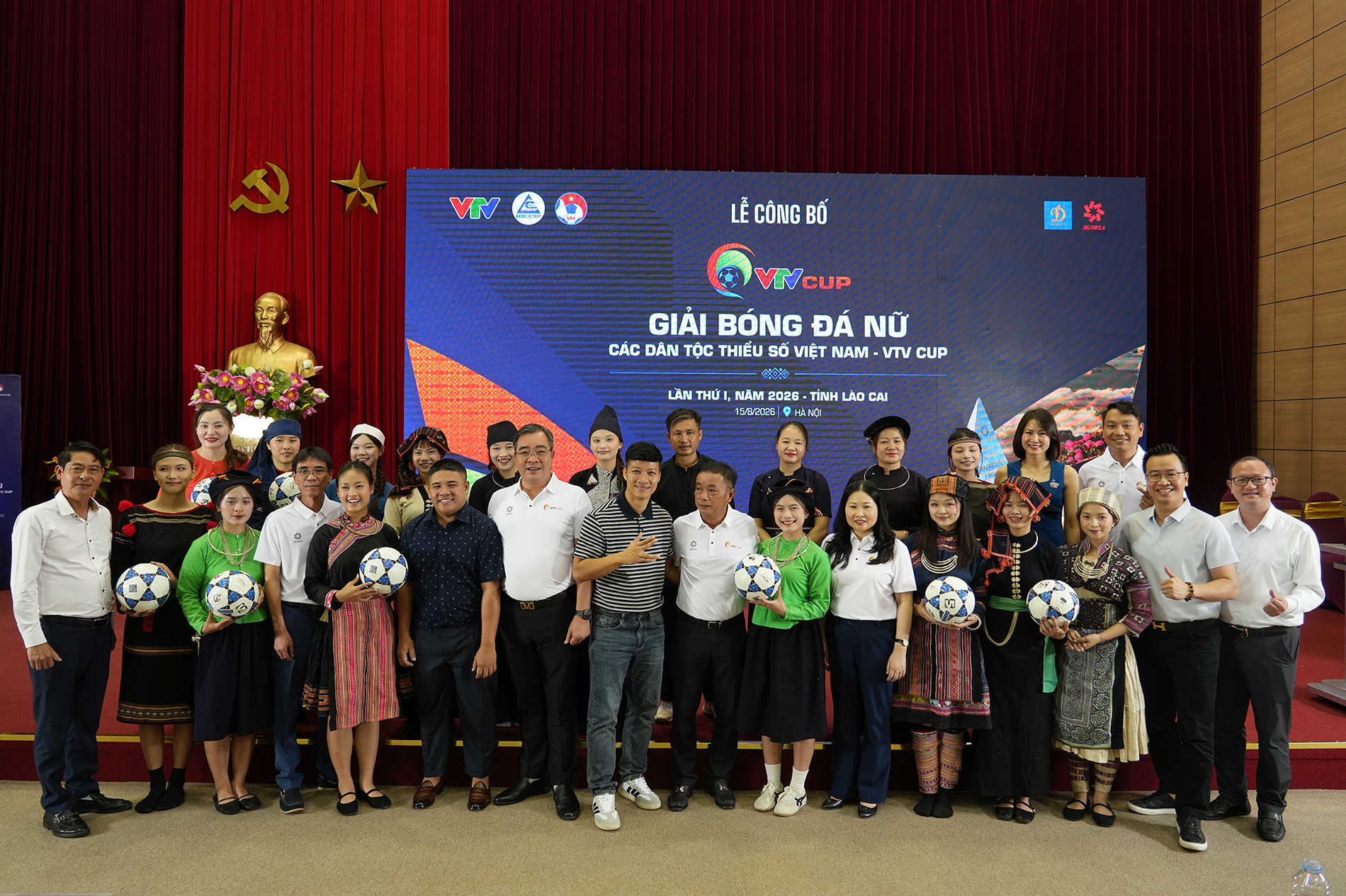 bong da dan toc.JPG